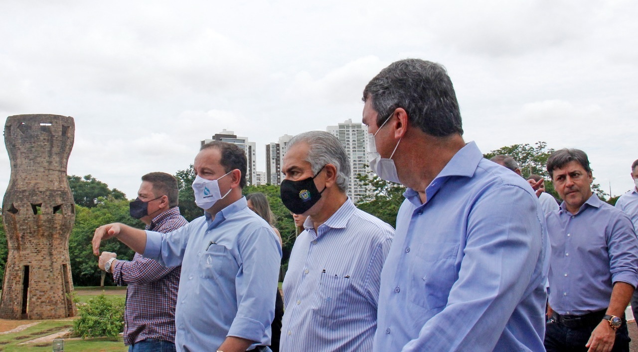 Diretor-presidente da Sanesul, Walter Carneiro Junior, governador Reinaldo Azambuja e secretário de Infraestrutura, Eduardo Riedel, durante evento no Parque das Nações Indígenas, de entrega de novos veículos para as regionais da empresa - Foto: Divulgação